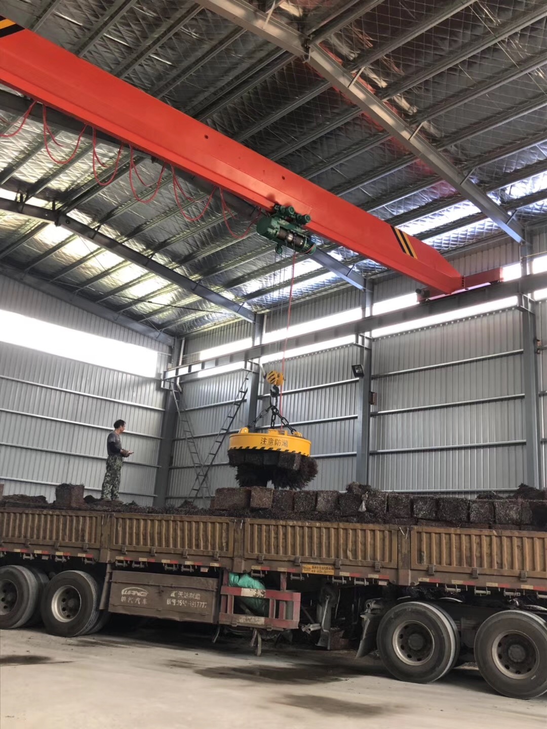 馬鞍山金泰耐磨實業有限公司訂購的電磁吸盤起重機投入使用